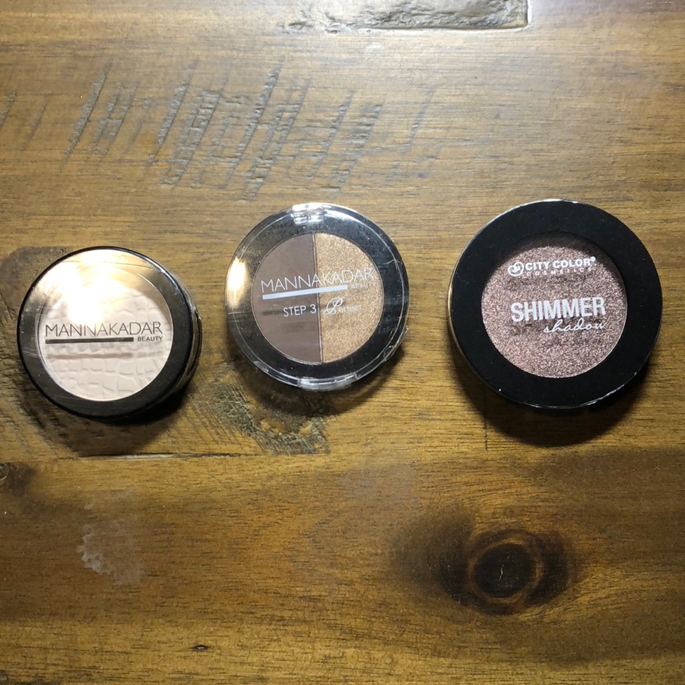 3/$20 : HD perfecting powder, 2 eyeshadows